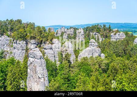 Panoramablick auf eine Sandsteinstadt im Bohemian Paradise, Tschechisch: Cesky raj. Blick auf Band, Tschechisch: Kapela, Felsformation am sonnigen Sommertag. Tschechische Republik Stockfoto