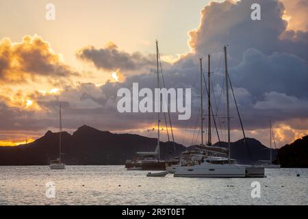Katamarane und Yachten vor Anker in Tobago Cays bei Sonnenuntergang, St. Vincent und die Grenadinen, Karibik Stockfoto