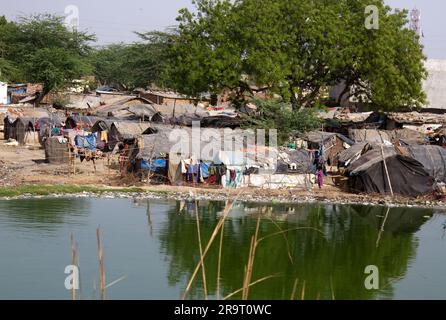 Indien, Neu-Delhi - 27. März 2018: Typische indische Slums am Stadtrand Stockfoto