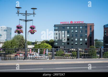 TARTU, Estland - 10. Juni 2023: Hotel Dorpat auf der anderen Seite des Flusses. Unterkunft in Tartu. Stockfoto