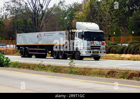 Thailand, Koh Phangan - 10. Februar 2020: Lkw mit Gütern auf der Autobahn. Güterbeförderung innerhalb des Landes durch LKW Stockfoto