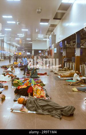 Indien, Neu-Delhi, Hauptbahnhof - 8. März 2018: Passagiere schlafen auf Steinboden der Warterei des Bahnhofs. Die Angewohnheit von Indianern zu schlafen Stockfoto