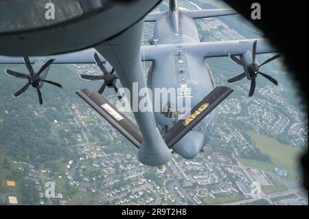 Ein MC-130J-Flugzeug des 193. Special Operations Wing folgt einem KC-135-Flugzeug des 171. Air Tanken Flügels, während beide über historische Wahrzeichen in Pennsylvania fliegen, während sie das 100-jährige Jubiläum des Air Tanken am 27. Juni 2023 feiern. Das 100. Jubiläum folgte dem 75. Jubiläum der Pennsylvania Air National Guard Einheit in Pittsburgh, die heute als 171. Air Tanken Flügel bekannt ist. Stockfoto