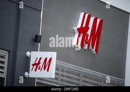 Silver Spring, USA. 28. Juni 2023. Eine allgemeine Ansicht eines H&M-Logos auf einem Händlershop in Silver Spring, Maryland, am Mittwoch, den 28. Juni 2023. (Graeme Sloan/Sipa USA) Kredit: SIPA USA/Alamy Live News Stockfoto