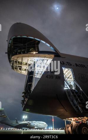 Die Nase eines US Air Force C-5 Galaxy Aircraft öffnet am Jorge Chávez International Airport während Resolute Sentinel 23 in Lima, Peru, 27. Juni 2023. Resolute Sentinel verbessert die Einsatzbereitschaft von Militär- und Behördenmitarbeitern in den USA und den Partnerländern durch gemeinsame Schulungen zur Interoperabilität im Verteidigungsbereich, technische Projekte und Wissensaustausch. (USA Air Force Foto von Technical Sgt. Shawn White) Stockfoto