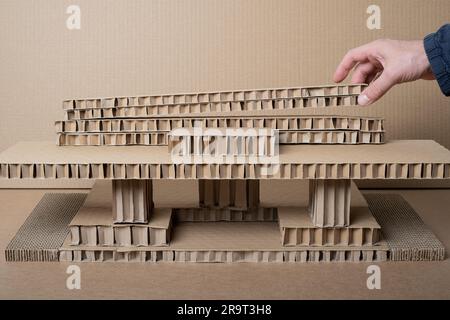Architektonisches Grundmodell aus Karton in drei Dimensionen aus dem Altpapiermaterial. Studentenprojekt präsentiert ihre Arbeit in 3. Architect Stockfoto