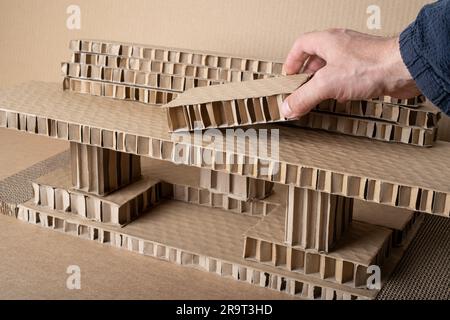 Architektonisches Grundmodell aus Karton in drei Dimensionen aus dem Altpapiermaterial. Studentenprojekt präsentiert ihre Arbeit in 3. Architect Stockfoto
