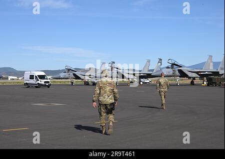 173. Kampfflügel F-15C Crewchefs verlassen die geparkten USA Air Force F-15 Eagles, um sie auf der nordöstlichen Rampe des Flugplatzes am Kingsley Field in Klamath Falls, Oregon, vorzubereiten. 15. Juni 2023. Die nordöstliche Rampe, die in der Regel für zivile Löschflugzeuge verwendet wird, wurde zur vorübergehenden Heimat der F-15s, als die Hauptbahn von der Rampe der Air National Guard versagte und das Flugzeug landgesperrt ließ. (USA Air National Guard (Foto) von Senior Master Sgt. Jennifer Shirar) Stockfoto