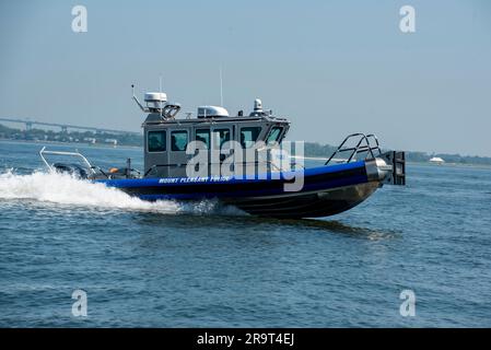 Ein Boot der Mount Pleasant Police Department nimmt am 28. Juni 2023 an einer Massenrettungsübung im Hafen von Charleston, South Carolina, Teil. Während der Übung arbeiteten mehrere Besatzungen und Mitarbeiter der Küstenwache zusammen mit verschiedenen staatlichen und lokalen maritimen Partnern. (USA Küstenwache Foto von Petty Officer 1. Klasse Ryan Dickinson) Stockfoto