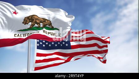 Die Staatsflagge der kalifornischen Republik wackelt an klaren Tagen mit der Nationalflagge der Vereinigten Staaten von Amerika. Rendern der 3D-Darstellung. Flattern Stockfoto