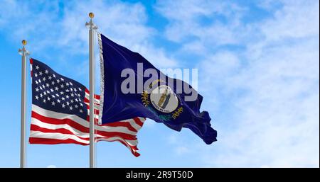 Flaggen von Kentucky und den Vereinigten Staaten, die an klaren Tagen im Wind winken. Südöstlicher Bundesstaat der Vereinigten Staaten. Rendern der 3D-Darstellung. Flattern Stockfoto