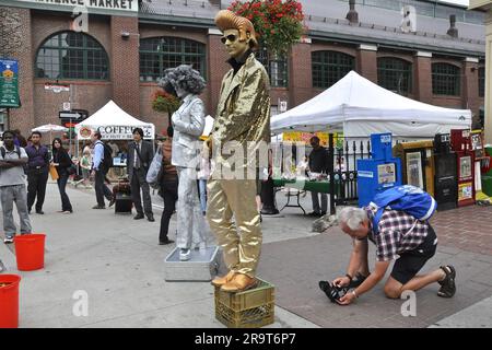 Toronto, Ontario/Kanada - 27. August 2008: Der Fotograf macht ein Foto aus einem niedrigen Blickwinkel auf einem Straßenfestival in Toronto Stockfoto