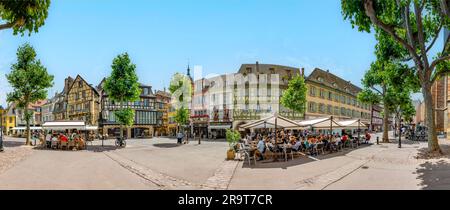 Colmar, Frankreich - 21. Juni 2023: Dominikanischer Platz in Colmar, Frankreich, mit Fachwerkhäusern und Touristen, die im Sommer in den Cafés sitzen Stockfoto