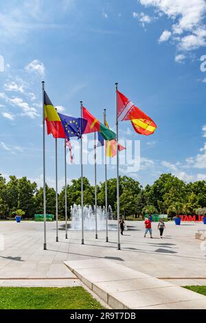 Colmar, Frankreich - 21. Juni 2023: Flaggen der Beiträge der europäischen Union auf dem Rapp-Platz in Colmar, Frankreich Stockfoto