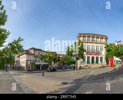 Chaves, Portugal - 2. Mai 2002: Gebäude der ehemaligen Filiale der Sotto Mayor Bank in Largo do Arrabalde in Chaves am Platz Santa Maria Maior. Stockfoto