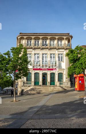 Chaves, Portugal - 2. Mai 2002: Gebäude der ehemaligen Filiale der Sotto Mayor Bank in Largo do Arrabalde in Chaves am Platz Santa Maria Maior. Stockfoto