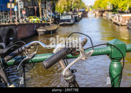 Amsterdam . Amsterdamer Fahrradkanal. Fahrradparkplätze über dem Kanal an sonnigen Tagen. Nahaufnahme. Stockfoto