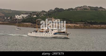 St Marys, Scilly Isles, Großbritannien. 10. Juni 2023 Passagierfähre Scillonian III, die St. Marys an einem langweiligen Nachmittag nach Penzanze, Cornwall, England verlässt. Stockfoto