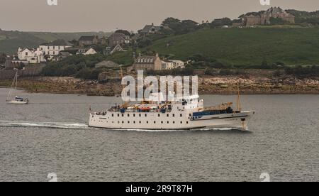 St Marys, Scilly Isles, Großbritannien. 10. Juni 2023 Passagierfähre Scillonian III, die St. Marys an einem langweiligen Nachmittag nach Penzanze, Cornwall, England verlässt. Stockfoto