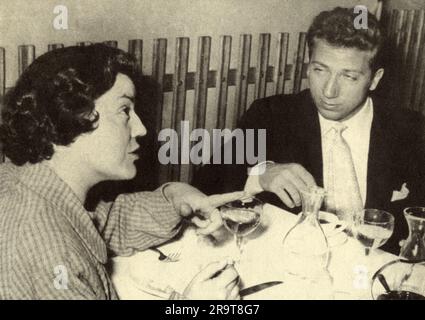 1955 , ITALIEN : der italienische Fernsehstar MIKE BONGIORNO ( 1924 - 2009 ) , Moderator des Tele Quiz LASCIA O RADDOPPIA . Foto eines 1956 erschienenen italienischen Magazins , das seinen Fans gewidmet ist und sich vollständig seinem Leben , seiner Liebe und seinem Erfolg widmet . Auf diesem Foto wird Mike 1955 mit der Co-Moderatorin und Sängerin ISA BELLINI ( 1922 - 2021 ) dargestellt , Partner bei der Radiosendung Quiz Show MOTIVO IN MASCHERA . Unbekannter Fotograf. - PRESENTATORE TELEVISIVO - QUIZSHOW - TELEVISIONE - Broadcast - Broadcast - TIE - Cravatta - ITALIA - RAI - Radio Televisione Italiana - rivista illustrata - Rad Stockfoto