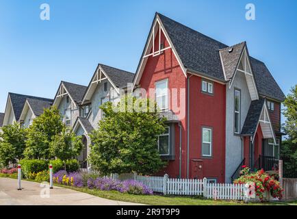 Eine perfekte Nachbarschaft. Häuser in einem Vorort am Frühling in Nordamerika. Außenfassade Des Immobiliengebäudes. Große Zollhäuser mit schön gestaltetem f Stockfoto