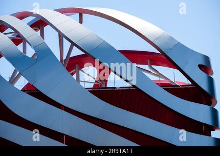 Details der autoförmigen Fassade des Petersen Automotive Museum, 6060 Wilshire Boulevard, Los Angeles, CA, USA; Entworfen von Kohn Pedersen Fox. Stockfoto