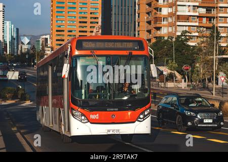 Santiago, Chile - Februar 16 2023: Öffentlicher Nahverkehr Transantiago oder Red Metropolitana de Movilidad, Bus auf der Route 420e Stockfoto