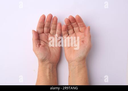 Nahaufnahme der Hände einer Frau mit alternder Haut, Draufsicht Stockfoto