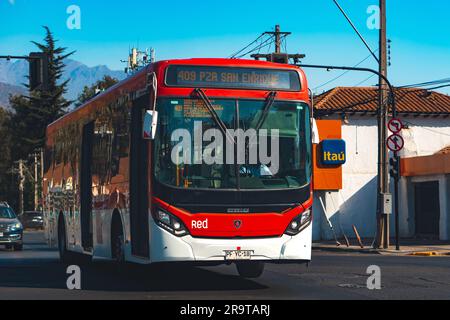 Santiago, Chile - Februar 16 2023: Öffentlicher Nahverkehr Transantiago oder Red Metropolitana de Movilidad, Bus auf der Route 409 Stockfoto