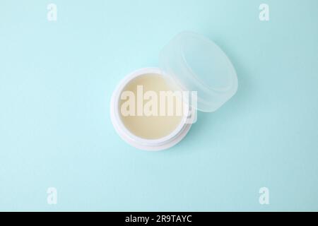 Glas Vaseline auf hellblauem Hintergrund, Draufsicht Stockfoto