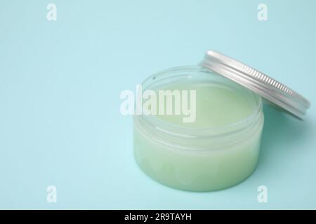 Glas Vaseline auf hellblauem Hintergrund. Platz für Text Stockfoto