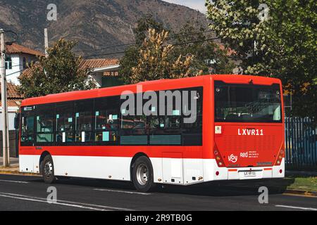 Santiago, Chile - Februar 16 2023: Öffentlicher Nahverkehr Transantiago oder Red Metropolitana de Movilidad, Bus auf der Route 411 Stockfoto