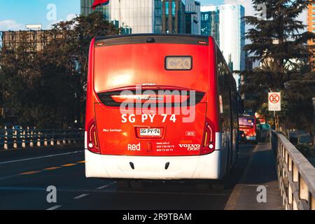 Santiago, Chile - Februar 16 2023: Öffentlicher Nahverkehr Transantiago oder Red Metropolitana de Movilidad, Bus auf der Route C20 Stockfoto