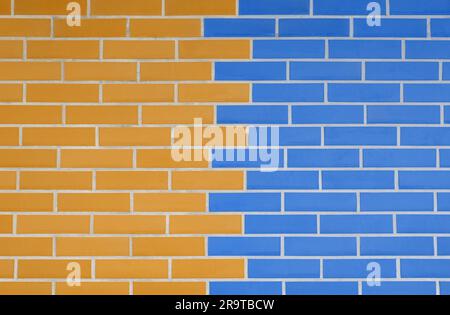 Dunkles Gold und blaue Backsteinwand als Hintergrund Stockfoto