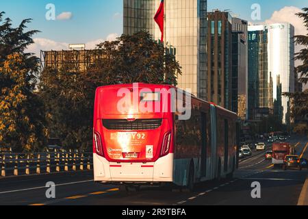 Santiago, Chile - Februar 16 2023: Öffentlicher Nahverkehr Transantiago oder Red Metropolitana de Movilidad, Bus auf der Route 430 Stockfoto