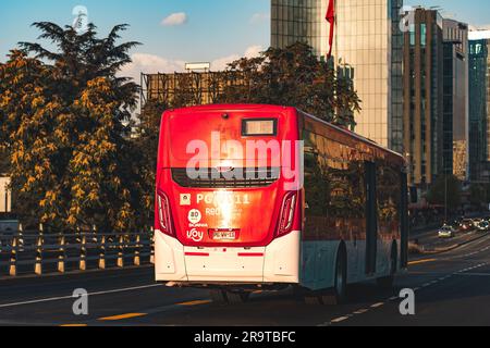 Santiago, Chile - Februar 16 2023: Öffentlicher Nahverkehr Transantiago oder Red Metropolitana de Movilidad, Bus auf der Route 406c Stockfoto