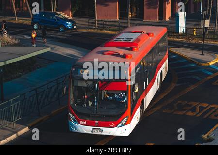 Santiago, Chile - Februar 16 2023: Öffentlicher Nahverkehr Transantiago oder Red Metropolitana de Movilidad, Bus auf der Route C15 Stockfoto