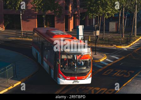 Santiago, Chile - Februar 16 2023: Öffentlicher Nahverkehr Transantiago oder Red Metropolitana de Movilidad, Bus auf der Route C15 Stockfoto