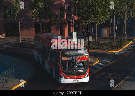 Santiago, Chile - Februar 16 2023: Öffentlicher Nahverkehr Transantiago oder Red Metropolitana de Movilidad, Bus auf der Route C15 Stockfoto