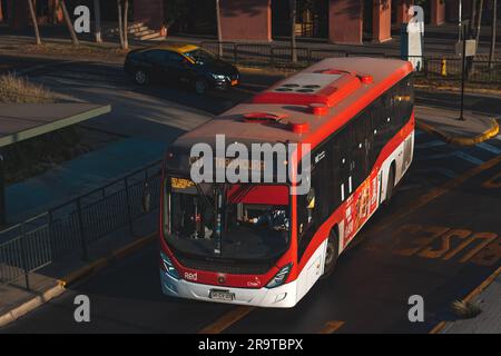 Santiago, Chile - Februar 16 2023: Öffentlicher Nahverkehr Transantiago oder Red Metropolitana de Movilidad, Bus auf der Route C11 Stockfoto