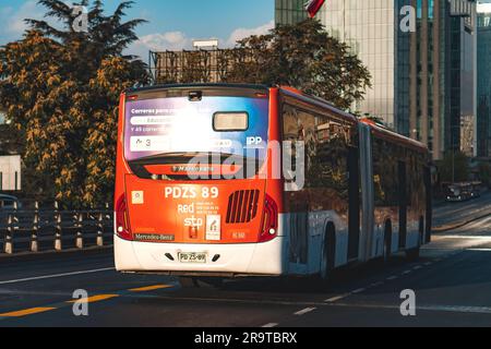 Santiago, Chile - Februar 16 2023: Öffentlicher Nahverkehr Transantiago oder Red Metropolitana de Movilidad, Bus auf der Route 421 Stockfoto