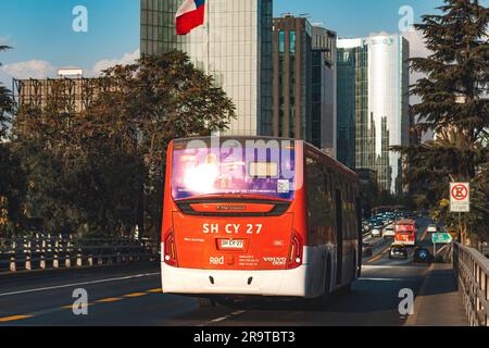 Santiago, Chile - Februar 16 2023: Öffentlicher Nahverkehr Transantiago oder Red Metropolitana de Movilidad, Bus auf der Route C11 Stockfoto
