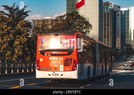 Santiago, Chile - Februar 16 2023: Öffentlicher Nahverkehr Transantiago oder Red Metropolitana de Movilidad, Bus auf der Route 421 Stockfoto