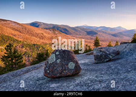 Landschaft von den ausgeglichenen Felsen am Pitchoff Mountain, Adirondack Mountains, New York State, USA Stockfoto