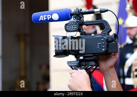 Paris, Frankreich. 28. Juni 2023. Illustration mit einem TV-(Fernseh-)Kameraobjektiv (Journalist, Kameramann) mit dem Logo der französischen Presseagentur „AFP“ („Agence France-Presse“) im Hotel Matignon in Paris am 28. Juni 2023. Kredit: Victor Joly/Alamy Live News Stockfoto