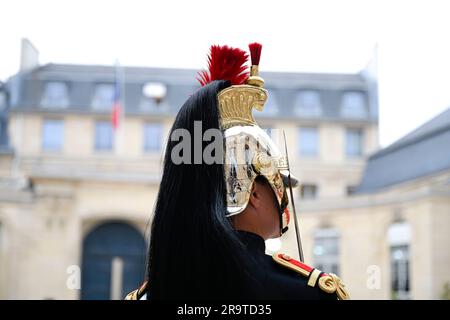 Paris, Frankreich. 28. Juni 2023. Illustration (Atmosphäre) zeigt eine französische Republikanische Garde (Garde Republicaine) im Innenhof des Hotel Matignon in Paris am 28. Juni 2023. Kredit: Victor Joly/Alamy Live News Stockfoto