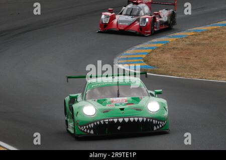 Rexy, das weltberühmte T-Rex-Thema porsche 911-Rennen beim hundertjährigen Le mans-Rennen, auch bekannt als Auto Nummer 56, das in der LM GTE AM-Klasse antritt. Stockfoto