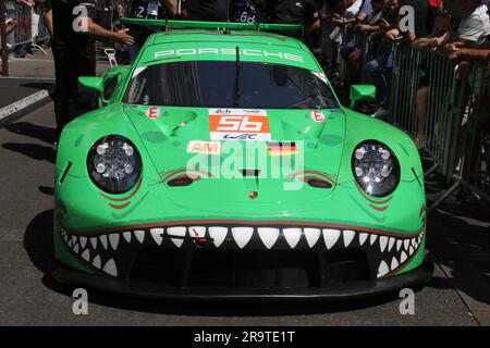 Rexy, das weltberühmte T-Rex-Thema porsche 911-Rennen beim hundertjährigen Le mans-Rennen, auch bekannt als Auto Nummer 56, das in der LM GTE AM-Klasse antritt. Stockfoto