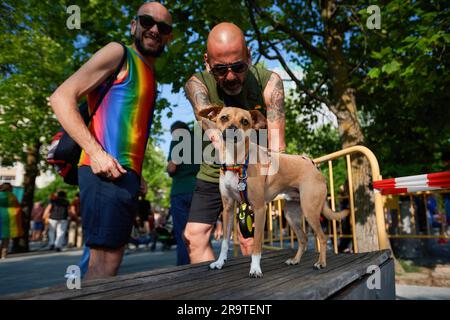 Pamplona, Spanien. 28. Juni 2023. Zwei Demonstranten nehmen mit ihrem Hund an der Rallye der Schwulen Teil. Demonstration anlässlich des Schwulenstolzes in Pamplona. Tausende von Menschen sind auf den Straßen von Pamplona gelaufen und haben sich die Rechte des LGTBQ-Kollektivs zunutze gemacht. Kredit: SOPA Images Limited/Alamy Live News Stockfoto