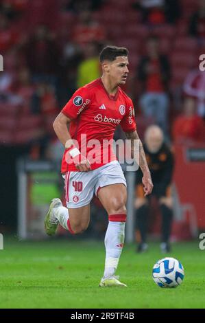 Porto Alegre, Brasilien. 28. Juni 2023. Romulo of Internacional, während des Spiels zwischen Internacional und Independiente Medellin (COL) für die 6. Runde der Gruppe B der Libertadores 2023, im Beira-Rio-Stadion, Porto Alegre, Brasilien, am 28. Juni. Foto: Max Peixoto/DiaEsportivo/Alamy Live News Kredit: DiaEsportivo/Alamy Live News Stockfoto